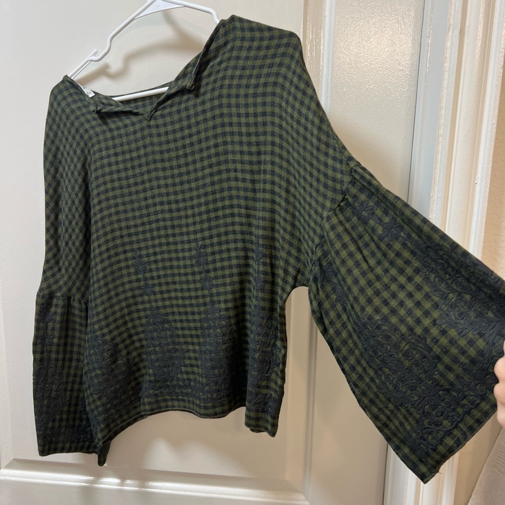 PULL&BEAR green and black shirt